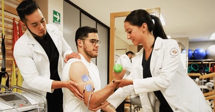 ¿Cuál es la diferencia entre fisioterapeuta y rehabilitador?